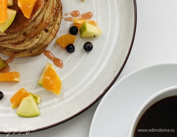 Разогретую сковороду смазываем кокосовым маслом и выпекаем наши постные панкейки. Подаем с любимыми фруктами и медом. Приятного аппетита!
