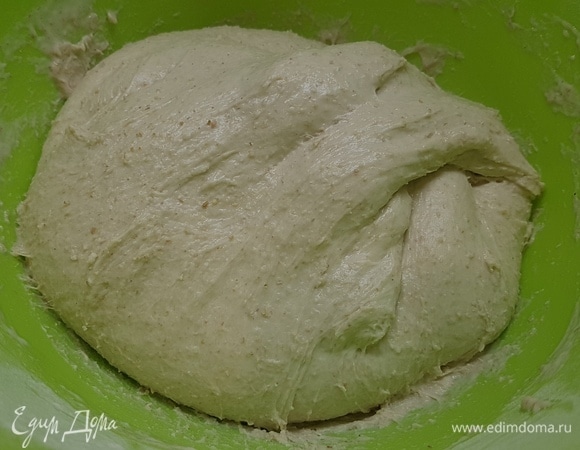 В миску налить воду. Она должна быть холодной. Добавить оба вида муки. Если у вас нет овсяной, то можно перемолоть овсяные хлопья (как я и сделала). Миксером на маленькой скорости перемешать и оставить тесто на 1 час для автолиза. Через час добавить всю закваску и соль. Вымешивать миксером до гладкости теста. Накрыть миску полотенцем и оставить подниматься на 3 часа. Каждые полчаса тесто растягивать и складывать в центр.