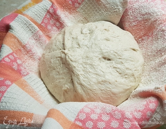 Через 3 часа сформировать заготовку. Положить в расстоечную корзину швом вверх. Или застелить дуршлаг полотенцем, хорошо припылить мукой и выложить заготовку. Оставить на 1 час при комнатной температуре. Затем убрать в холодильник на ночь.
