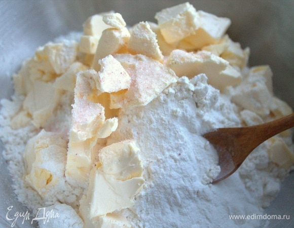 Масло прямо из холодильника нарезать в муку с разрыхлителем и солью.