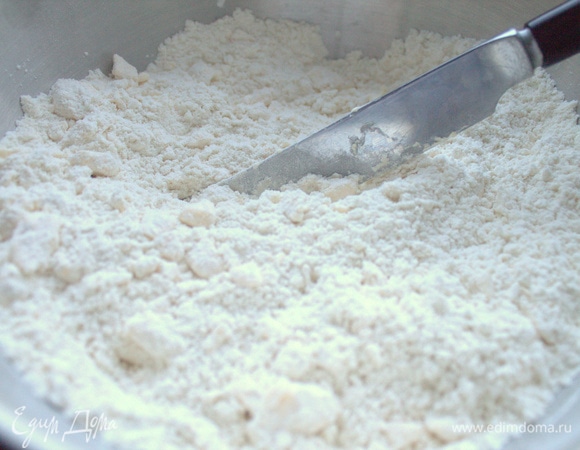 Порубить ножом в крошку.