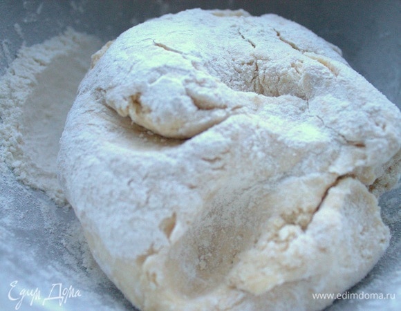 Замесить податливое тесто. Муку подсыпаем, пока она не перестанет липнуть к рукам.