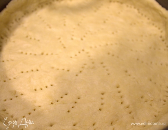 Тесто размять по форме, наколоть дно вилкой. Убрать в холодильник на 30 минут.