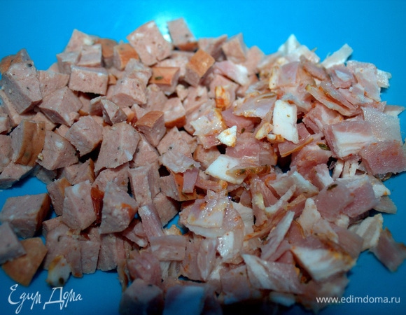 Колбасу (у меня полукопченая с чесноком и тмином) и бекон нарезать.