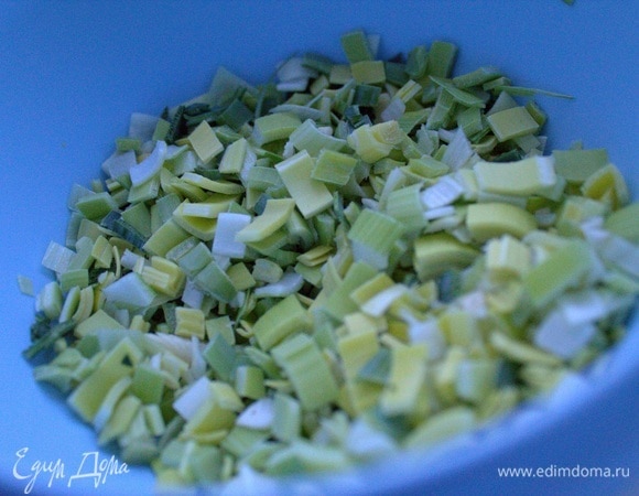 Зеленый лук или порей измельчить.