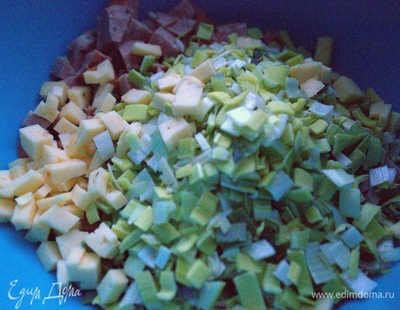 Смешать с сыром.