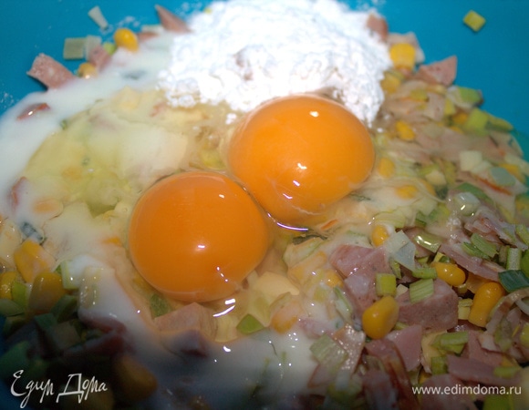 Также яйца, сметану (кефир), крахмал — в начинку.