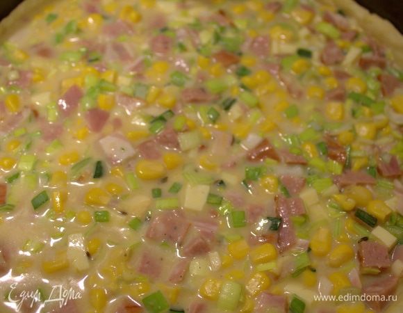 Достать форму с тестом и перелить в заготовку начинку.