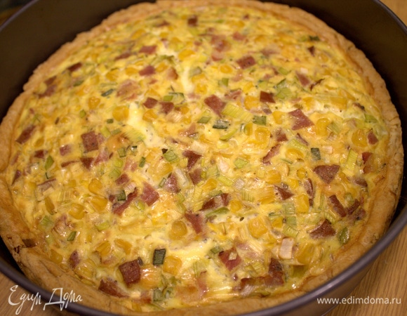 Снимаем с формы разъемное кольцо и переносим на стол.