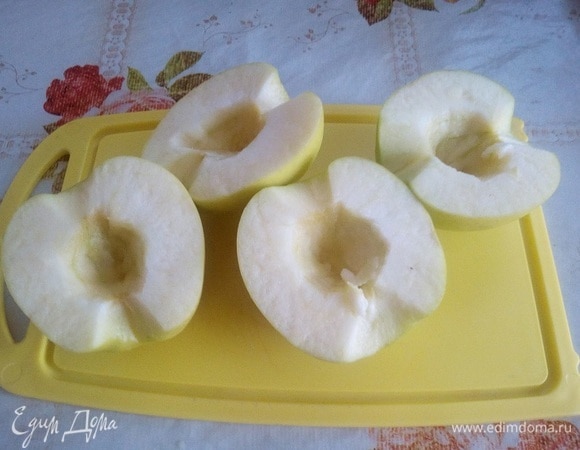 Яблоки моем и очищаем.