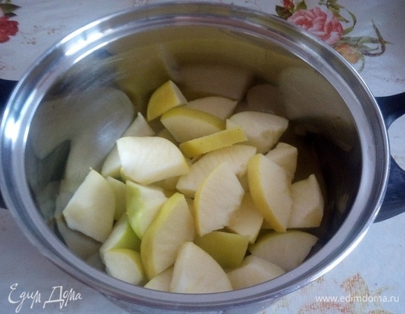 Яблоки нарезаем кусочками. Выкладываем нарезанные плоды в кастрюлю и добавляем 50 мл воды.