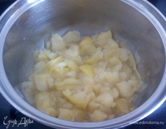 Варим яблоки до состояния пюре.