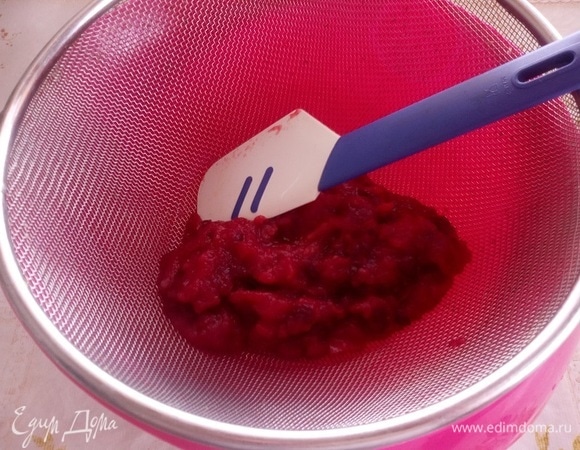 Пропускаем яблочно-клюквенную массу через сито.