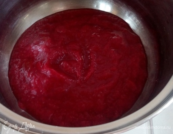 Отмеряем 250 г яблочно- клюквенного пюре.