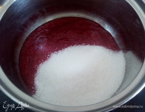 В кастрюлю выкладываем пюре. Добавляем 150 г сахара.