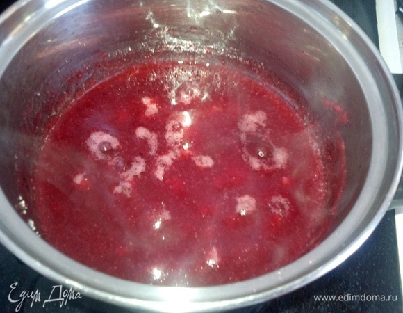 Доводим массу до кипения. Затем огонь убавляем.