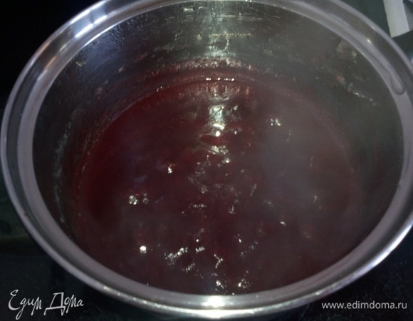 Варим массу до загустения (15 минут) на медленном огне. Затем яблочно-клюквенное уваренное пюре полностью остужаем. Я оставила на ночь.