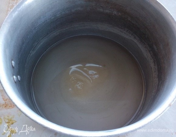 В кастрюлю выкладываем агар-агар. Добавляем 150 мл воды комнатной температуры. Оставляем на 1 час.