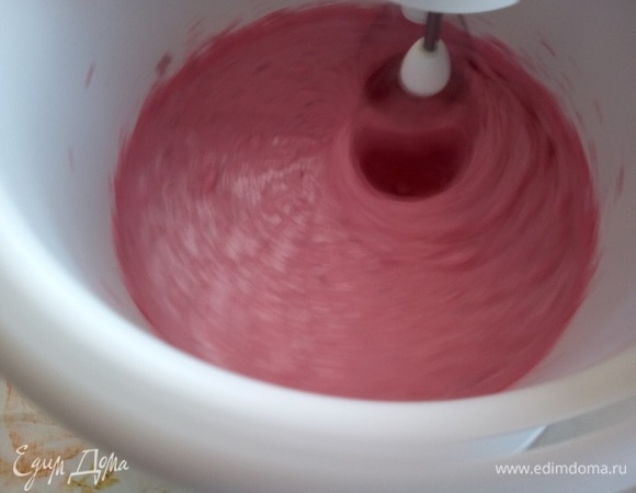 Взбиваем массу.