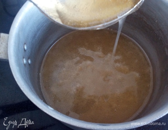 Сироп с агаром варим примерно 7–8 минут, до того момента, пока он не будет «тянуться ниточкой».