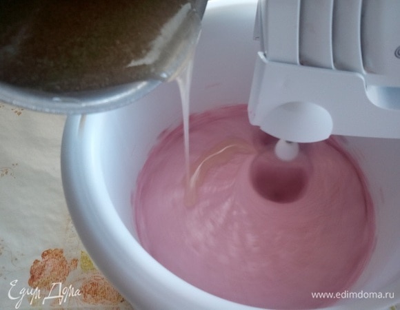 В чашу миксера медленно вливаем сахарный сироп с агаром.