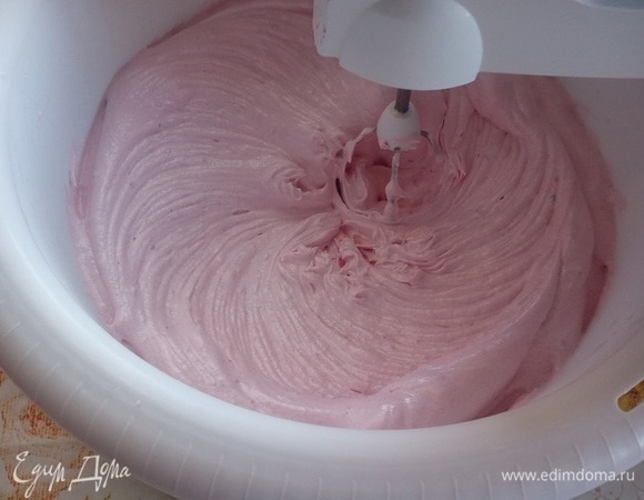 Продолжаем взбивать массу до плотной консистенции.