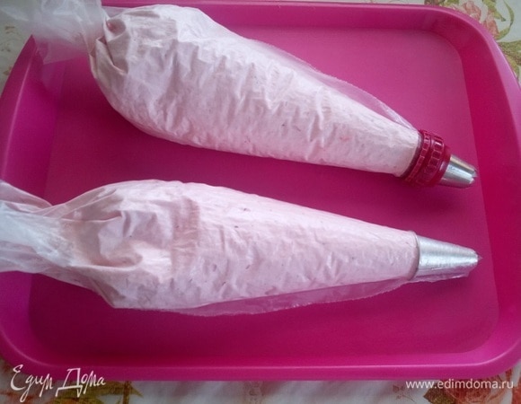 Выкладываем взбитую массу в кондитерские мешки.