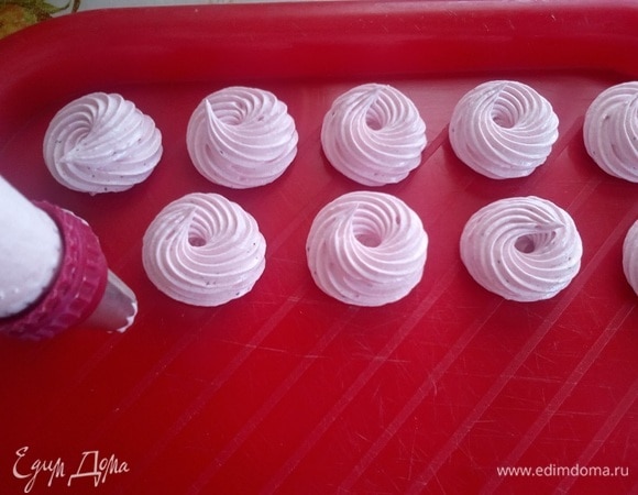 Отсаживаем массу на рабочую поверхность.