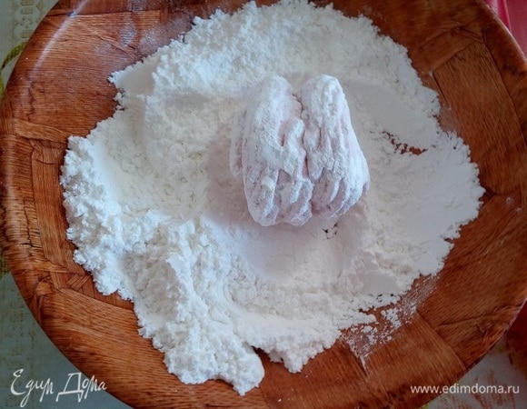 Обваливаем зефир в сахарной пудре, смешанной с кукурузным крахмалом.