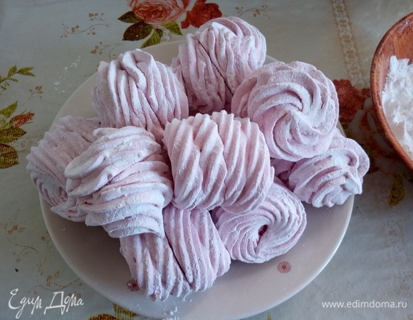 Выкладываем зефир на блюдо.