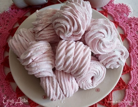 Завариваем ароматный чай или варим кофе. Подаем зефир.