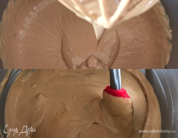 Для крема советую брать жирную и густую сметану. Если сметана будет не очень жирной, то крем у вас потечет и не будет держать форму. Итак, сметану, сгущенное молоко и ванильный сахар взбить на средней скорости миксером.