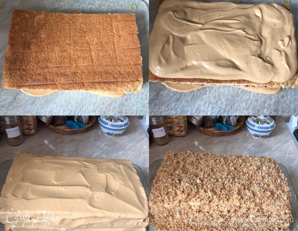 Посуду, на которой будем собирать десерт, смазать кремом, переложить один корж и распределить по нему половину крема. Потом накрыть вторым коржом, смазать верх и бока оставшимся кремом. Верх и бока пирога посыпать бисквитной крошкой.