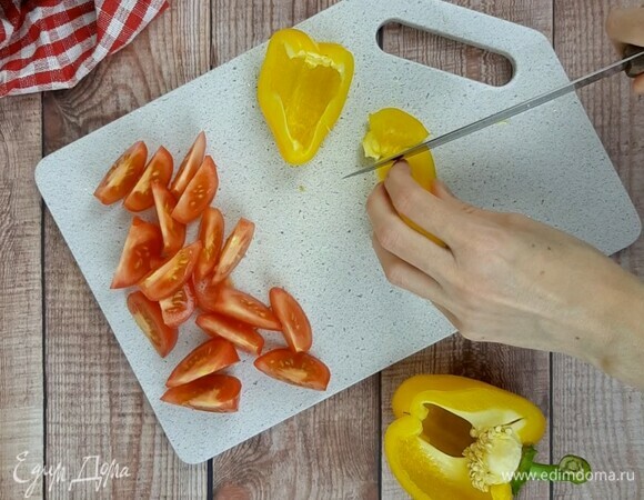 Нарезаем томаты и перец.