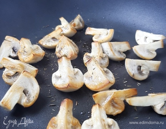 Шампиньоны разрезаем на четыре части и поджариваем с добавлением растительного масла. В конце солим и добавляем щепотку тимьяна.