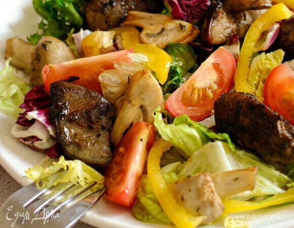На тарелку кладем салатные листья и болгарский перец. Поливаем заправкой. Сверху — теплые кусочки печени и шампиньоны. Также выкладываем томаты и поливаем заправкой еще раз. Приятного аппетита!