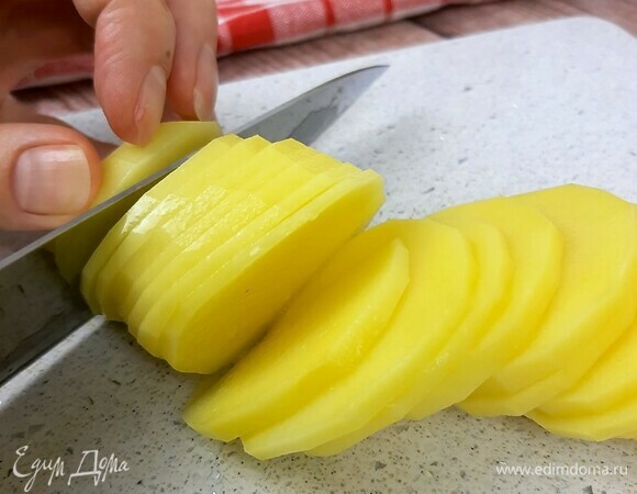 Картофель нарезаем тонкими кружочками.