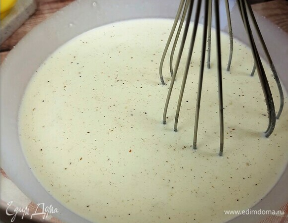 Для заливки смешиваем сливки (у меня были 20%), соль, мускатный орех, черный молотый перец и чеснок (выдавила через пресс).