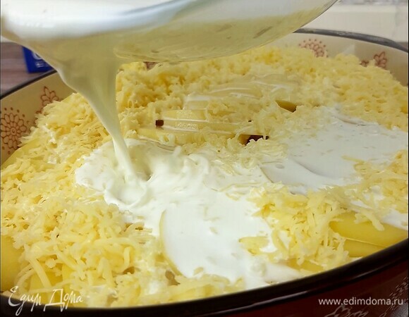 Хорошо размешиваем заливку еще раз и выливаем ее на картофель.