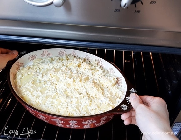 Запекаем в хорошо прогретой духовке при температуре 180°C примерно 60–80 минут. Через час запекания проверяем мягкость картофеля. При необходимости допекаем еще.