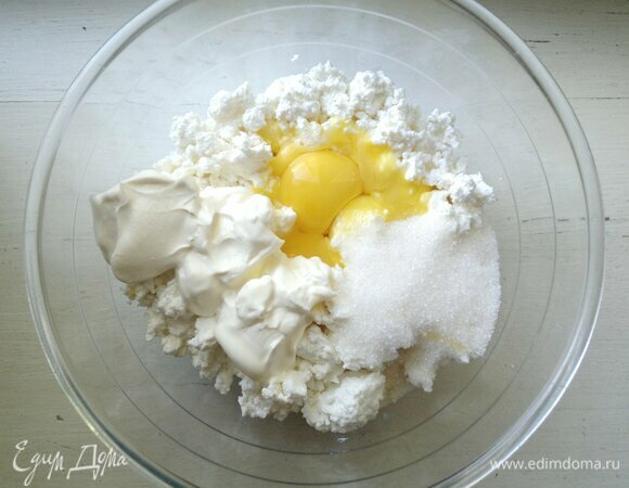 Яйца разделить на желтки и белки. Желтки соединить с творогом, сахаром, солью, сметаной, ванилином, взбить до однородности.