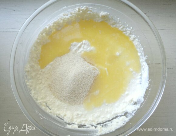 Сливочное масло растопить. В творожную массу добавить сливочное масло, манную крупу, перемешать и дать постоять 10–15 мин.