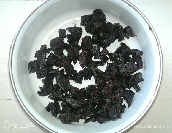 Чернослив промыть, залить кипятком на 5 мин. Воду слить, чернослив обсушить и нарезать на мелкие кусочки.