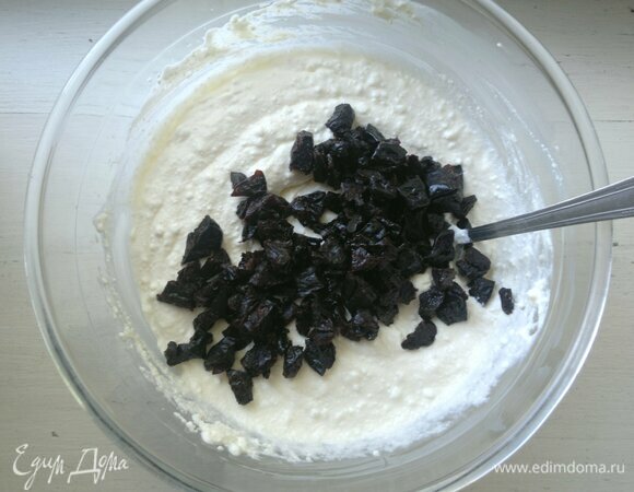 В тесто добавить разрыхлитель, перемешать. Положить нарезанный чернослив, еще раз перемешать.