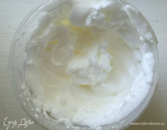 Белки взбить в устойчивую пену.
