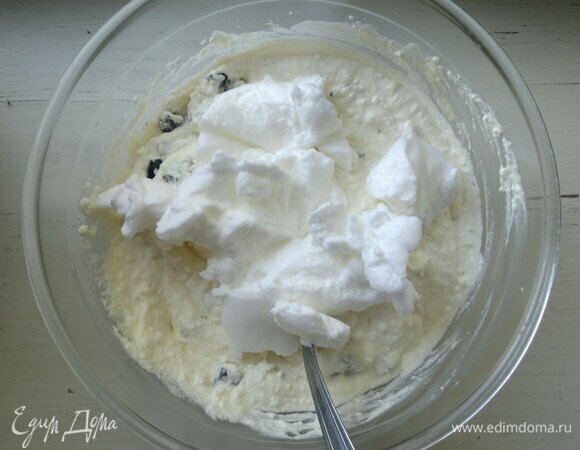 Взбитые белки порциями ввести в тесто, аккуратно перемешивая массу круговыми движениями.