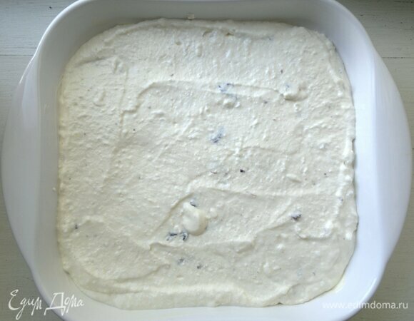 Форму для запекания смазать кусочком холодного сливочного масла. Выложить творожную массу. Поставить форму в духовку, разогретую до 180°C, на 30–35 мин.