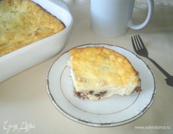 Подать теплую творожную запеканку с черносливом на завтрак или ужин вместе с чаем, кофе, молоком или другими напитками. Приятного аппетита!