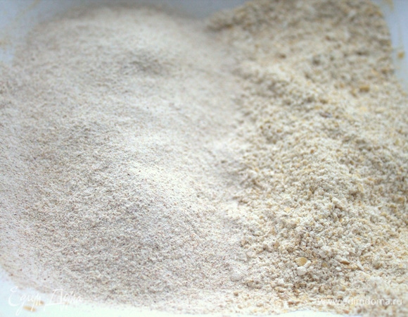 Соединить гречневую и овсяную муку.