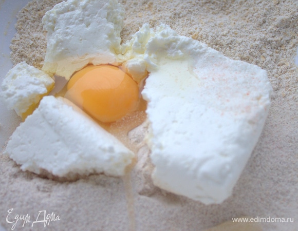 Добавить яйцо, творог, соль.